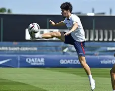 关于AC米兰训练开放日；集结日主帅复盘引欢呼；欧冠在即；更衣室氛围转暖的信息